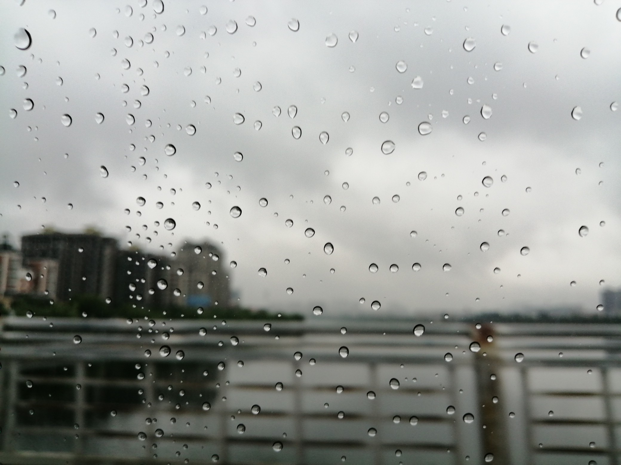 <b>下雨天能做防水吗？尽量选择晴天</b>